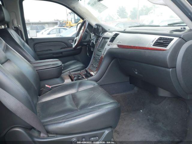 Cadillac Escalade Standard Image 7