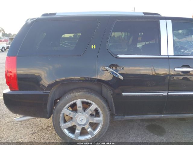 Cadillac Escalade Standard Image 13
